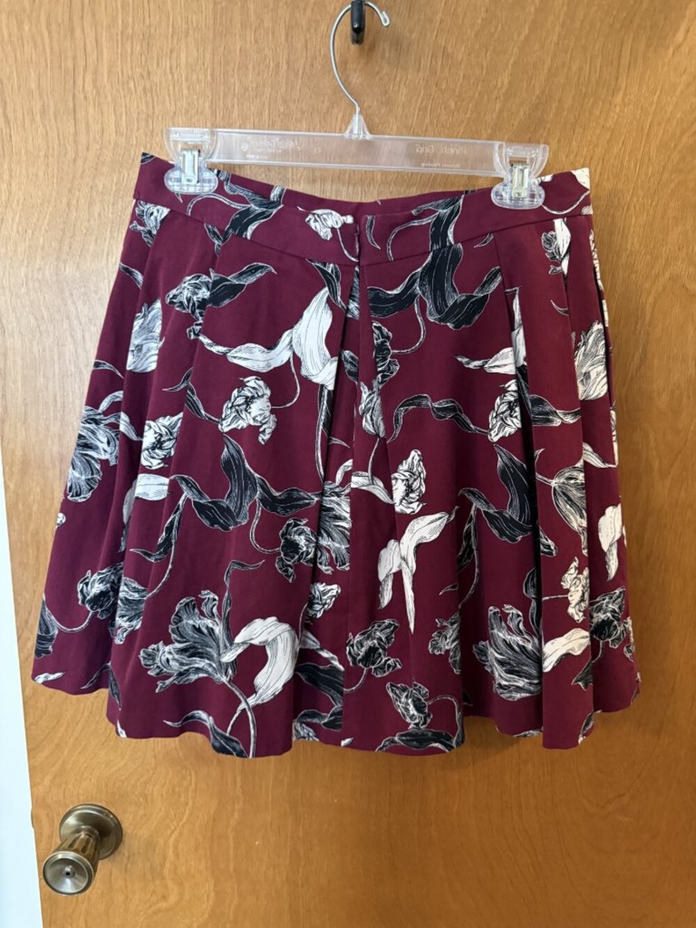 Banana Republic Burgundy Floral Pleated Skirt Lined 6 Petite Black White Tulip - Picture 3 of 7